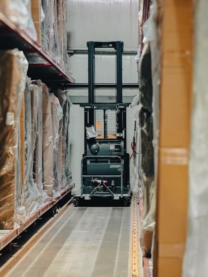Carrello elevatore in magazzino industriale